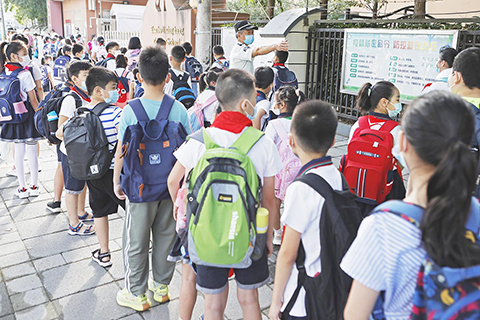 ◎ 八月三十一日,在上海市華博利星行小學門口,保安引導學生依次排隊等待進入學校。當日,上海各個中小學校迎來學生集中返校。九月一日,上海市一百五十多萬中小學生將迎來新學年。(中新社)