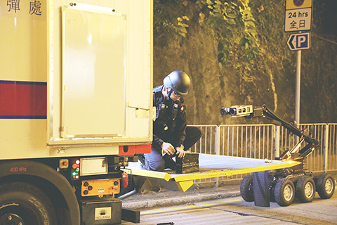 ◎ 香港灣仔華仁書院發現兩個土製炸彈,警方正在處理相關炸彈(二零一九年十二月九日攝)。
