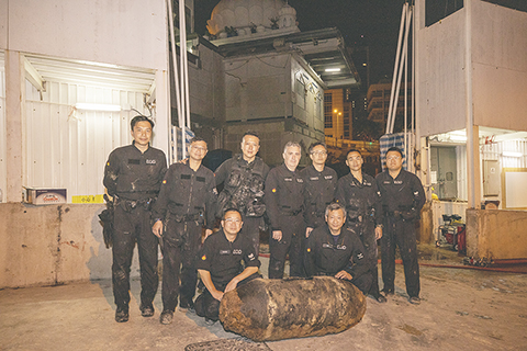 ◎ 二月廿九日在香港皇后大道東錫克廟附近工地挖掘出一枚重約五百公斤的炸彈,長度大約一點三米、直徑零點四米,裡面有炸藥二百五十公斤。