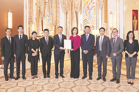 ◎ 姚堅將捐贈證書頒予永利由陳志玲代表接收。