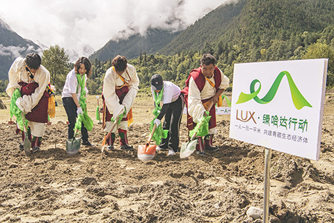◎ 西藏林芝市米林縣裡龍鄉德吉新村村民和「力士.綠哈達行動」志願者一起為播撒的種子覆土(九月十三日攝)。(新華社記者 孫非 攝)