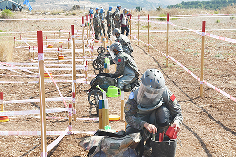 ◎ 九月十四日,在黎巴嫩南部辛尼亞村的掃雷訓練場,中國掃雷官兵在考核現場嚴陣以待。(新華社)