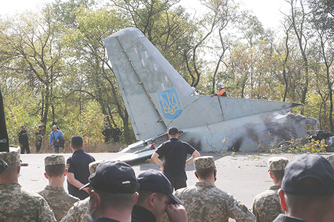 ◎ 圖為九月二十六日,工作人員在哈爾科夫州的飛機墜毀現場切割飛機殘骸。(新華社)