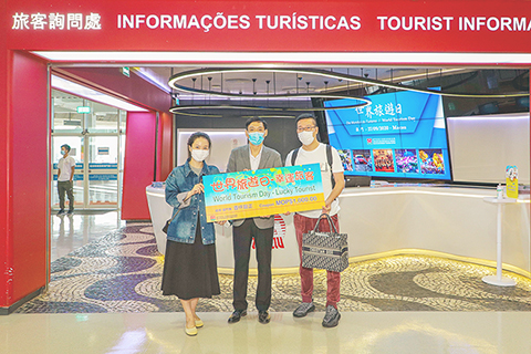 ◎ 旅遊局領導與幸運旅客合照。