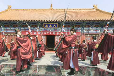 ◎ 九月二十八日,山東省濟南市社會各界人士代表在濟南府學文廟大成殿前舉行祭孔大典,紀念思想家、教育家、儒家學派創始人孔子誕辰二千五百七十一周年。圖為學生在現場表演祭孔佾舞。(中新社 張勇 攝)