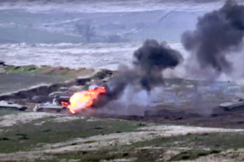 ◎ 圖為截屏亞美尼亞國防部於九月二十七日發佈錄像顯示,該國軍隊在阿澤巴魯自稱的納卡爾諾─卡拉巴赫共和國的聯絡線處,摧毀了阿澤巴賈尼的軍隊。(美聯社)