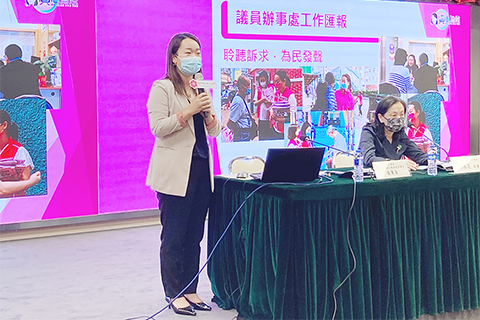 ◎ 黃潔貞匯報議會工作。