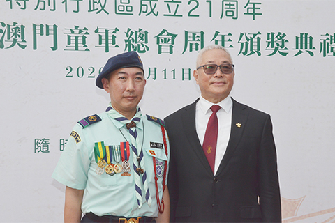 ◎ 梁少培頒獎予凌世雄。