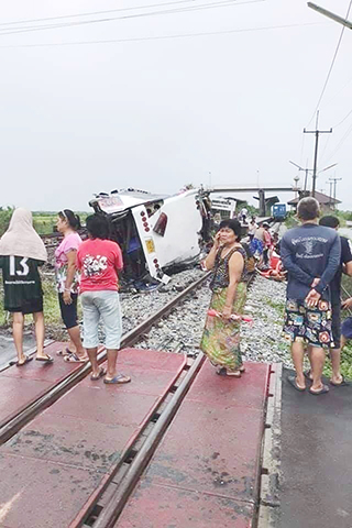 ◎ 十月十一日,民眾在泰國中部北柳府火車與巴士相撞事故現場救助受傷乘客。泰國中部北柳府十一日發生一起火車與巴士相撞事故,目前已導致十七人死亡,三十人受傷。(新華社)