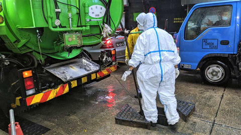 ◎ 市政署調派泵車在水浸黑點疏通渠道。