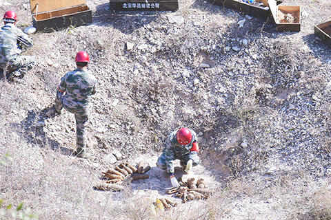 ◎ 十月十四日,北京警方通報稱,自二0一九年七月以來,警方深入廠礦企業、街道鄉鎮,共收繳廢舊炮彈一百四十七枚、雷管一百五十枚、發煙罐三十七個。十四日,警方對收繳的這批廢舊爆炸物品進行了集中銷毀。(中新社)