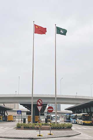 ◎ 口岸前的國旗與區旗。