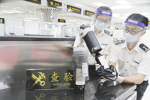 ◎ 閘口海關查獲改裝壺走私紅酒進境案。(陳宇彤 攝)