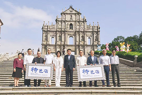 ◎ 李偉農同董明珠由大三巴出發,並漫步深入了解舊區的特色。