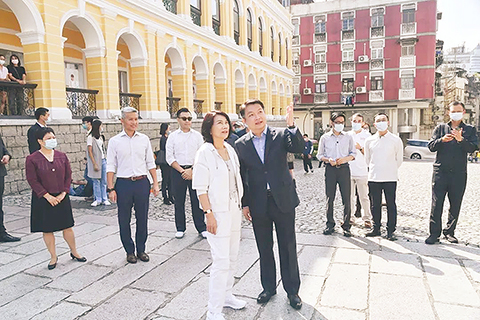 ◎ 李偉農向董明珠介紹舊區的建築風格。