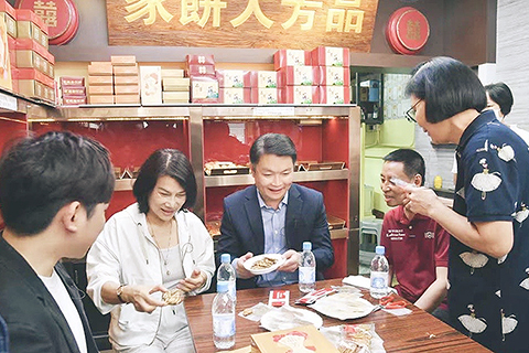 ◎ 位於十月初五街一傳統特色餅家向李偉農、董明珠介紹傳統餅食。