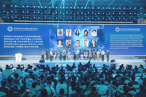 ◎ 十月十八日,青年科學家用多語種朗誦世界青年科學家峰會溫州宣言。 當日,二0二0世界青年科學家峰會在浙江溫州召開。本屆峰會由中國科學技術協會與浙江省人民政府共同舉辦,來自百餘個國家、地區和國際組織的科學家、企業家、創投家、藝術家代表參會,其中約百分之七十為四十五周歲以下的青年科學家。(新華社)