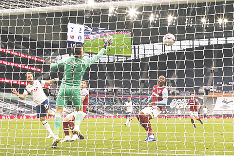 ◎ 熱刺隊大將夏利卡尼(10)個人梅開二度,為球隊頂入第三球,但竟然在球隊大意失荊州下,未能助該隊取勝。(美聯社)