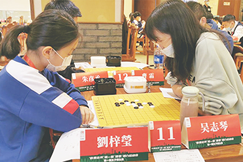 　◎ 澳門培正棋手劉梓瑩（左）在杭州對陣世界冠軍吳志琴六段。