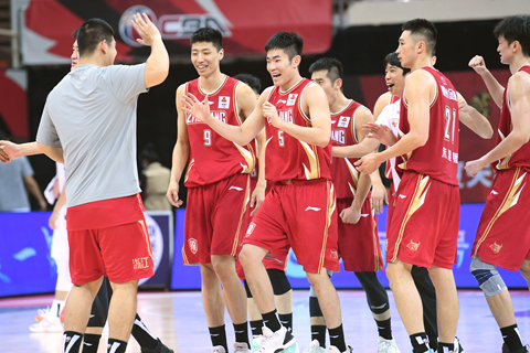 ◎ 浙江稠州男籃五戰全勝,他們昨日九分力坐同省的廣廈隊。(新華社 翁忻暘攝)