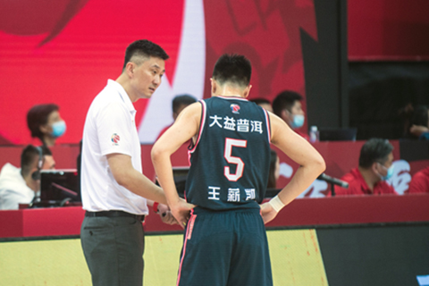 ◎ 十月二十七日,廣東東莞大益隊主教練杜鋒在比賽中指導球員王薪凱。(新華社發 江漢攝)