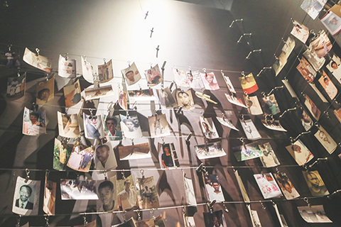 ◎ 圖為二0一九年八月十三日拍攝的資料照片,盧旺達大屠殺遇難者生前照片陳列在首都基加利的大屠殺紀念館。(新華社)