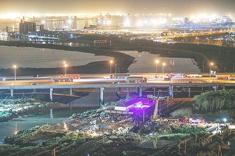 ◎ 十一月一日晚,救援人員在事故現場進行救援工作。當日上午九時許,天津南環鐵路維修有限公司在南環鐵路橋樑維修過程中發生坍塌事故,截至當日十八時十九分,時事故已造成七死五傷。(中新社)