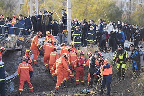 ◎ 十一月一日,救援人員在事故現場進行救援工作。當日九時許,天津南環鐵路維修有限公司在南環鐵路橋樑維修過程中發生坍塌事故。截至記者發稿時事故已造成七死五傷。(新華社)