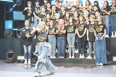 ◎ 昨日,香港ViuTv大型偶像育成節目《全民造星lll》於九龍灣Emax舉行記者會。過往兩輯廣受觀眾歡迎,為了隆重其事,ViuTv特意邀請部份參賽者及導師宣傳造勢。圖為參賽者黃欣欣表演才藝。