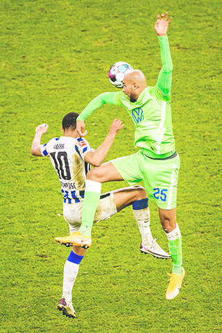 ◎ 十一月一日,沃爾夫斯堡隊球員布魯克斯(右)與哈化柏林隊球員庫尼亞爭頂。德甲聯賽第六輪,哈化柏林隊主場以一比一戰平沃爾夫斯堡隊。(新華社發 凱文.福格特攝)