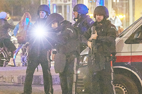 ◎ 奧地利首都維也納二日晚發生槍擊事件。圖為十一月二日晚,警察在奧地利首都維也納街頭搜查。(新華社)