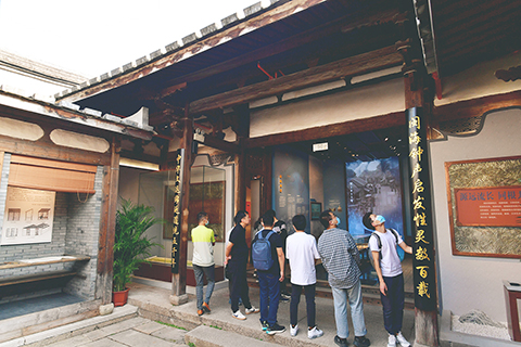 ◎ 十一月三日,福建工程學院的學生在福州台灣會館參觀。(中新社記者張斌 攝)
