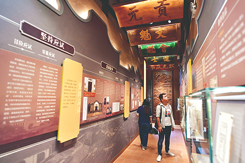 ◎ 十一月三日,遊人參觀福州台灣會館。(中新社記者張斌 攝)