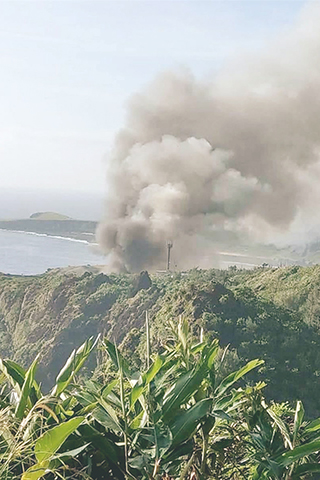 爆炸起火 綠島睡美人垃圾掩埋場本月六日不明原因突然爆炸起火,經消防分隊和公所清潔隊處理後,七日凌晨又再次延燒,熊熊大火夾帶著大量濃煙及塑膠刺鼻臭味,當地居民直呼受不了,消防局派出怪手與消防車協力滅火,居民更擔心吸入濃煙會影響身體健康。◇