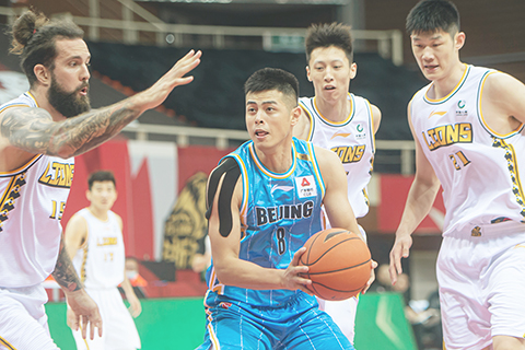 ◎ 十一月十日,北京首鋼隊球員方碩(中)在比賽中伺機進攻。( 新華社發 江漢攝)