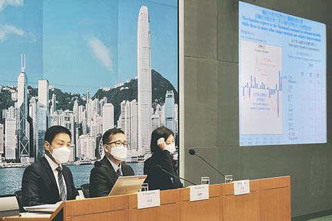 ◎ 十一月十三日,香港特區政府公佈,第三季本地生產總值(GDP)按年下跌百分之三點五,較第二季百分之九的跌幅明顯收窄。考慮到最新情況,政府將今年GDP增長預測由八月時宣佈的收縮百分之六至百分之八,修訂至收縮百分之六點一。圖為香港特區政府經濟顧問歐錫熊(中)出席記者會講解相關數據。(香港中通社)