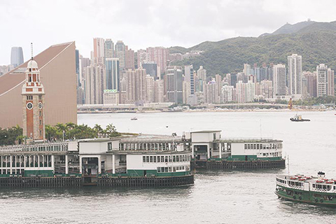◎ 十一月十三日,香港天星小輪有限公司總經理何龍偉表示,因疫情關係,第3季天星小輪客量下跌六成,即使十月疫情稍為緩和,客量亦下跌約四成至五成。由疫情開始,專營航線虧損已達四百五十萬元,預期即使有政府紓困措施和保就業計劃等補貼,今年虧損仍會大大超過四百五十萬元。圖為尖沙咀天星碼頭資料圖片。(香港中通社)