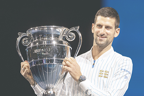 ◎ 十一月十五日,祖高域手捧獎杯。職業網球協會世界巡迴賽年終總決賽在英國倫敦開賽,塞爾維亞選手祖高域獲頒二0二0年ATP年終世界排名第一獎杯。(新華社 韓岩 攝)