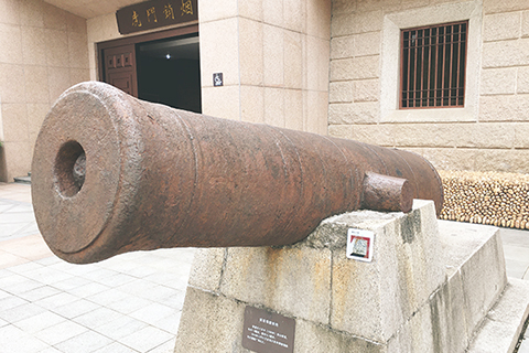 ◎ 圖二:前裝滑膛鐵砲修復後五年的現況,清道光,通長297.8厘米、內膛徑16.8厘米(照片由鴉片戰爭博物館提供)。