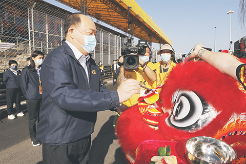 　◎ 行政長官賀一誠主持第六十七屆澳門格蘭披治大賽車四級方程式大賽的舞獅點睛儀式。