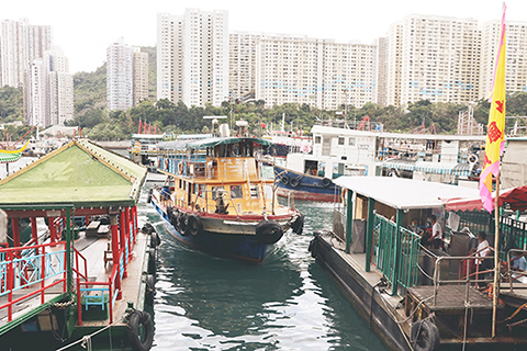 ◎ 十一月二十五日,香港特區行政長官林鄭月娥在施政報告表示,計劃提升香港仔及黃竹坑一帶的文化及消閒設施,包括香港仔避風塘和海濱長廊、鴨脷洲大街等,圖為香港仔海濱。(香港中通社)