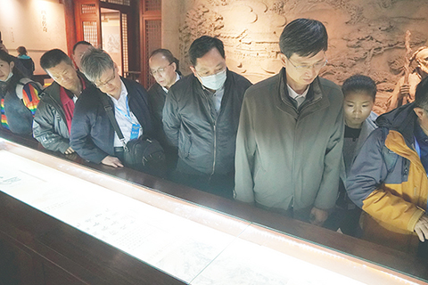 ◎ 團員近距離觀摩《富春山居圖》複製本。