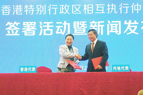 ◎ 十一月二十七日,香港特區政府律政司司長鄭若驊(左)在深圳與最高人民法院副院長楊萬明簽署《關於內地與香港特別行政區相互執行仲裁裁決的補充安排》(《補充安排》)。(香港中通社圖片)