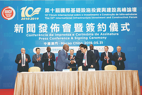 ◎ 去屆基建論壇簽約儀式。