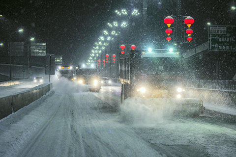 ◎ 十一月二十九日清晨,新疆烏魯木齊市外環快速路高架橋面上,大型機械清理道路積雪,保障城市交通。受強冷空氣影響,從二十八日夜間開始,烏魯木齊市及周邊山區出現降雪天氣,隨後氣溫將逐步下降至零下十五攝氏度左右。(中新社)