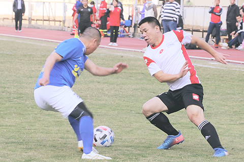 ◎ 澳門隊首仗八比0大勝山西隊(左)。