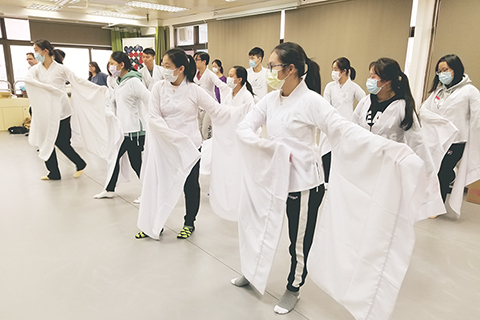 ◎ 陳小玉老師指導參與者。