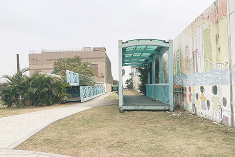 ◎ 行人天橋部件放置多時。