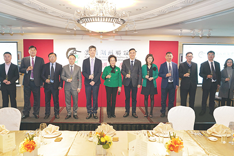 ◎ 澳門湖州聯誼會及湖州領導在台上祝酒。