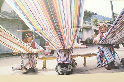 ◎ 怒族婦女在織布(攝自博物館圖片)